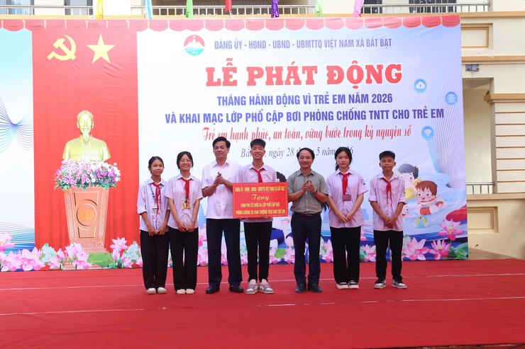 Xã Bất Bạt tổ chức Lễ phát động tháng hành động vì trẻ em năm 2026 và khai mạc lớp phổ cập bơi phòng chống TNTT cho trẻ em.- Ảnh 5.