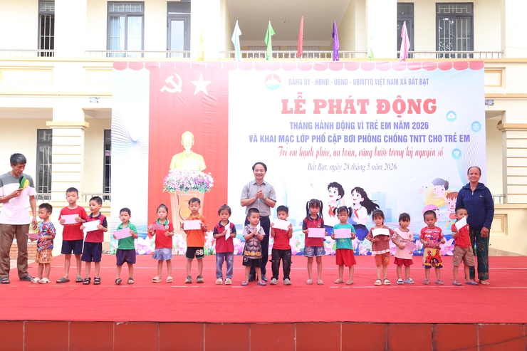 Xã Bất Bạt tổ chức Lễ phát động tháng hành động vì trẻ em năm 2026 và khai mạc lớp phổ cập bơi phòng chống TNTT cho trẻ em.- Ảnh 6.