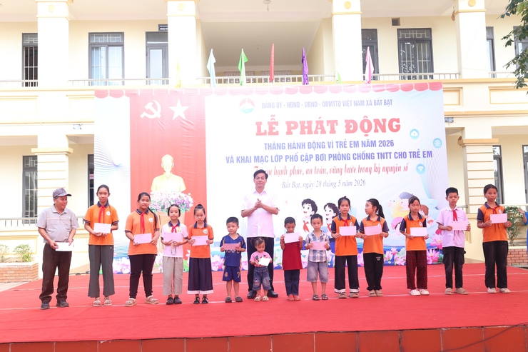 Xã Bất Bạt tổ chức Lễ phát động tháng hành động vì trẻ em năm 2026 và khai mạc lớp phổ cập bơi phòng chống TNTT cho trẻ em.- Ảnh 7.