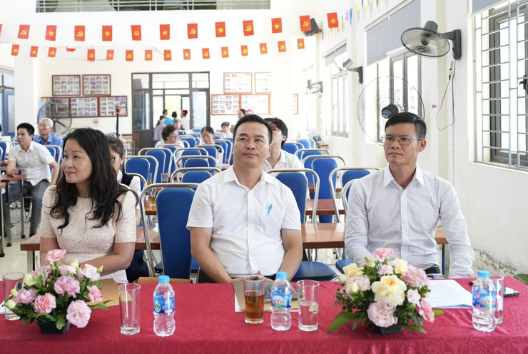 Hội nghị tiếp nhận, bàn giao thiết bị họp trực tuyến cho thôn Hậu Ái- Ảnh 2.