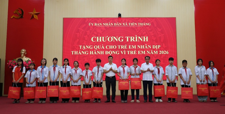 Xã Tiến Thắng tổ chức Lễ phát động Tháng hành động vì trẻ em thành phố Hà Nội năm 2026 và tặng quà nhân dịp Quốc tế thiếu nhi 1/6- Ảnh 3.