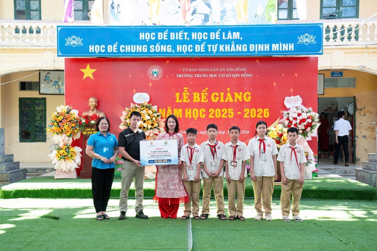 Sơn Đồng tặng quà cho con em đoàn viên, công đoàn, học sinh có thành tích học tập xuất sắc năm học 2025 - 2026- Ảnh 2.