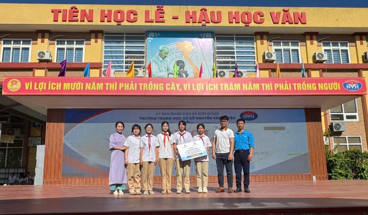 Sơn Đồng tặng quà cho con em đoàn viên, công đoàn, học sinh có thành tích học tập xuất sắc năm học 2025 - 2026- Ảnh 4.