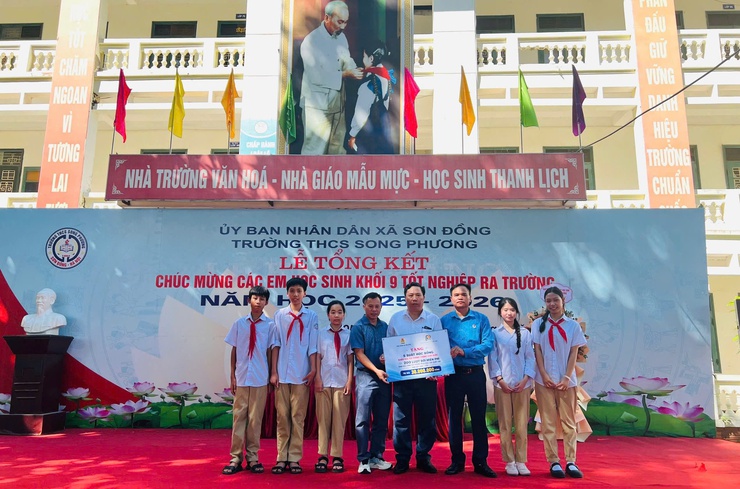 Sơn Đồng tặng quà cho con em đoàn viên, công đoàn, học sinh có thành tích học tập xuất sắc năm học 2025 - 2026- Ảnh 3.