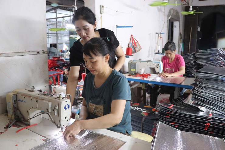 Người phụ nữ thắp sáng niềm nin từ những đường kim mũi chỉ.- Ảnh 1.