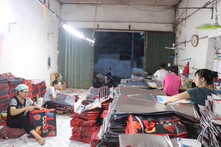 Người phụ nữ thắp sáng niềm nin từ những đường kim mũi chỉ.- Ảnh 2.