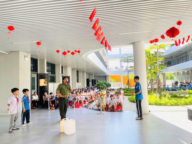 CAX Thiên Lộc tuyên truyền phòng chống tai nạn thương tích, đuối nước cho 3.000 học sinh, giáo viên của 03 trường trên địa bàn- Ảnh 2.