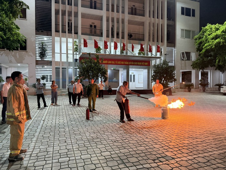 Phường Long Biên tổ chức tuyên truyền kỹ năng phòng cháy, chữa cháy và cứu nạn, cứu hộ cho đảng viên các tổ dân phố 3,4,5,6,7- Ảnh 3.