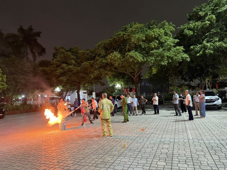 Phường Long Biên tổ chức tuyên truyền kỹ năng phòng cháy, chữa cháy và cứu nạn, cứu hộ cho đảng viên các tổ dân phố 3,4,5,6,7- Ảnh 2.