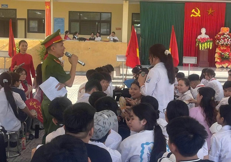 CÔNG AN XÃ PHƯỢNG DỰC TUYÊN TRUYỀN PHÒNG, CHỐNG BẠO LỰC HỌC ĐƯỜNG TẠI TRƯỜNG THCS VĂN HOÀNG- Ảnh 1.