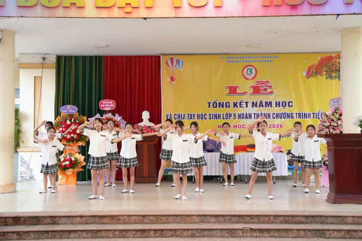 TRƯỜNG TIỂU HỌC KIM BÀI TỔNG KẾT NĂM HỌC 2025–2026, BIỂU DƯƠNG KHEN THƯỞNG GIÁO VIÊN, HỌC SINH TIÊU BIỂU VÀ CHIA TAY HỌC SINH LỚP 5 NIÊN KHÓA 2021–2026- Ảnh 7.