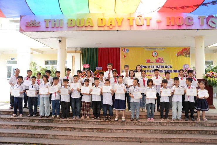 TRƯỜNG TIỂU HỌC KIM BÀI TỔNG KẾT NĂM HỌC 2025–2026, BIỂU DƯƠNG KHEN THƯỞNG GIÁO VIÊN, HỌC SINH TIÊU BIỂU VÀ CHIA TAY HỌC SINH LỚP 5 NIÊN KHÓA 2021–2026- Ảnh 5.