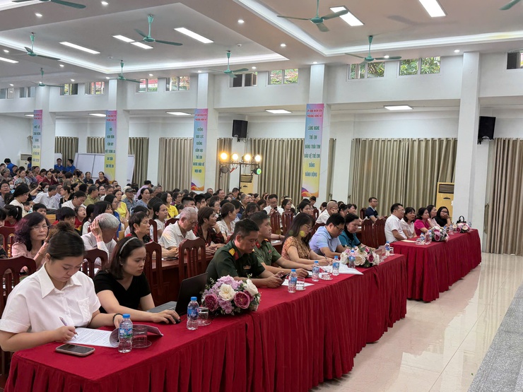 Phường Hồng Hà phát động tháng hành động vì trẻ em năm 2026, biểu dương học sinh tiêu biểu và trao quà học sinh vượt khó vươn lên- Ảnh 1.