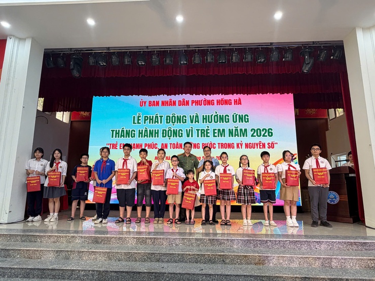 Phường Hồng Hà phát động tháng hành động vì trẻ em năm 2026, biểu dương học sinh tiêu biểu và trao quà học sinh vượt khó vươn lên- Ảnh 11.