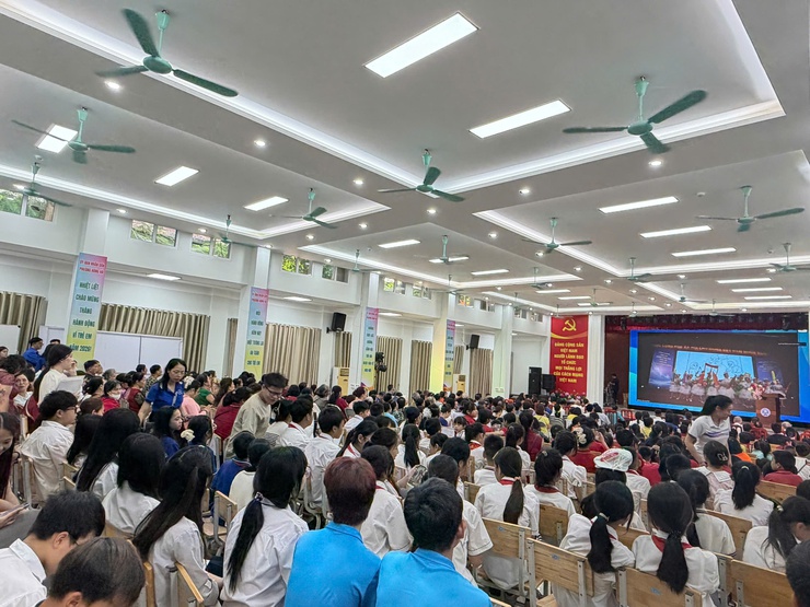 Phường Hồng Hà phát động tháng hành động vì trẻ em năm 2026, biểu dương học sinh tiêu biểu và trao quà học sinh vượt khó vươn lên- Ảnh 4.