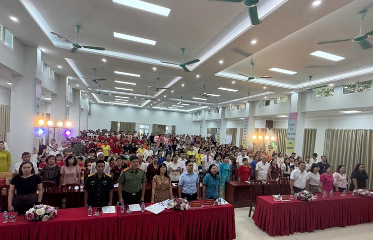 Phường Hồng Hà phát động tháng hành động vì trẻ em năm 2026, biểu dương học sinh tiêu biểu và trao quà học sinh vượt khó vươn lên- Ảnh 2.
