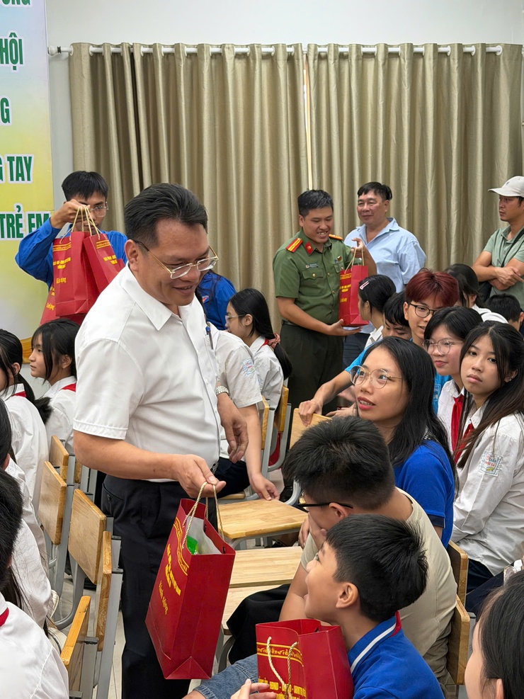 Phường Hồng Hà phát động tháng hành động vì trẻ em năm 2026, biểu dương học sinh tiêu biểu và trao quà học sinh vượt khó vươn lên- Ảnh 12.
