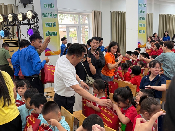 Phường Hồng Hà phát động tháng hành động vì trẻ em năm 2026, biểu dương học sinh tiêu biểu và trao quà học sinh vượt khó vươn lên- Ảnh 13.