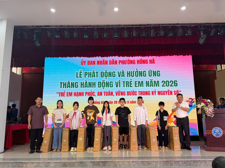Phường Hồng Hà phát động tháng hành động vì trẻ em năm 2026, biểu dương học sinh tiêu biểu và trao quà học sinh vượt khó vươn lên- Ảnh 9.