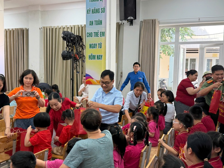 Phường Hồng Hà phát động tháng hành động vì trẻ em năm 2026, biểu dương học sinh tiêu biểu và trao quà học sinh vượt khó vươn lên- Ảnh 15.