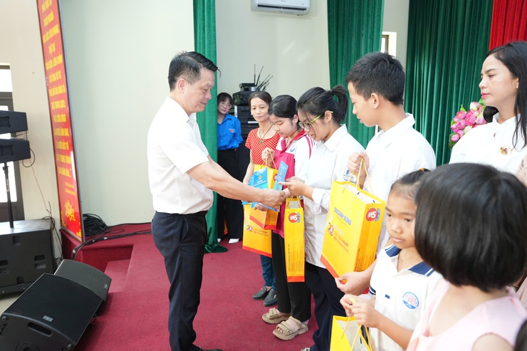 UBND xã Phù Đổng phát động Tháng hành động vì trẻ em- Ảnh 5.