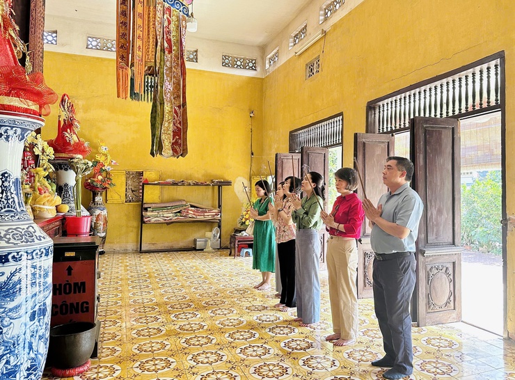 Lãnh đạo phường Ngọc Hà dâng hương kính mừng Đại lễ Phật Đản Phật lịch 2570- Ảnh 2.