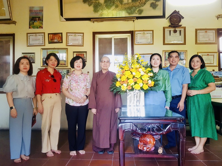 Lãnh đạo phường Ngọc Hà dâng hương kính mừng Đại lễ Phật Đản Phật lịch 2570- Ảnh 7.