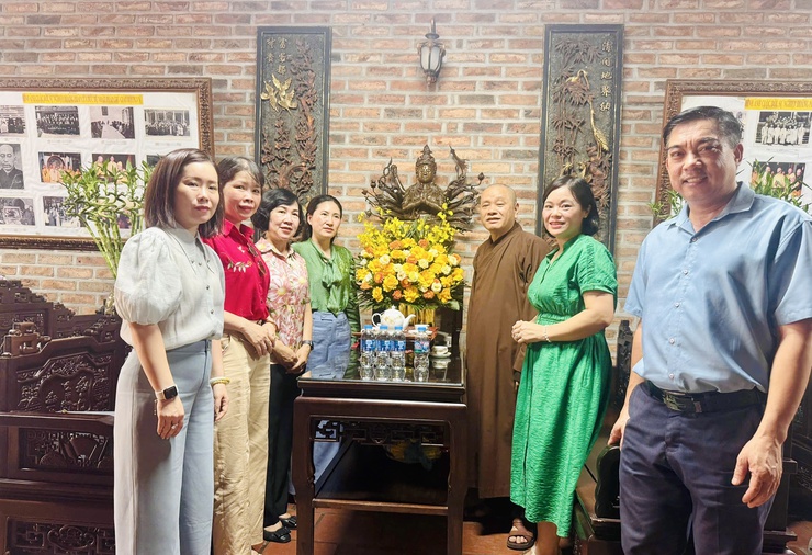 Lãnh đạo phường Ngọc Hà dâng hương kính mừng Đại lễ Phật Đản Phật lịch 2570- Ảnh 1.