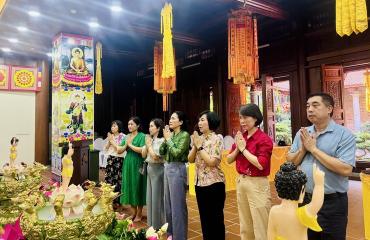 Lãnh đạo phường Ngọc Hà dâng hương kính mừng Đại lễ Phật Đản Phật lịch 2570- Ảnh 6.