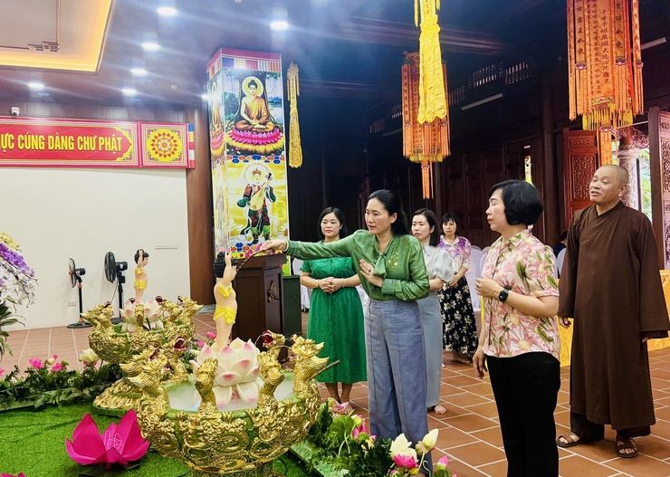 Lãnh đạo phường Ngọc Hà dâng hương kính mừng Đại lễ Phật Đản Phật lịch 2570- Ảnh 3.