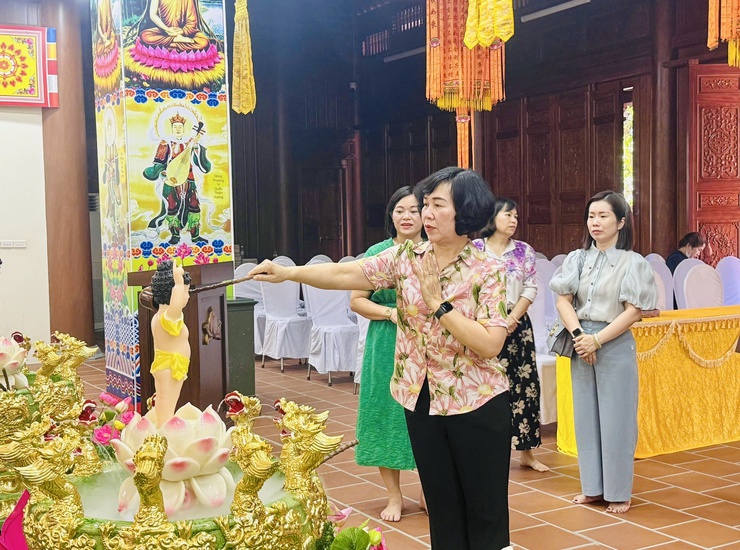 Lãnh đạo phường Ngọc Hà dâng hương kính mừng Đại lễ Phật Đản Phật lịch 2570- Ảnh 4.