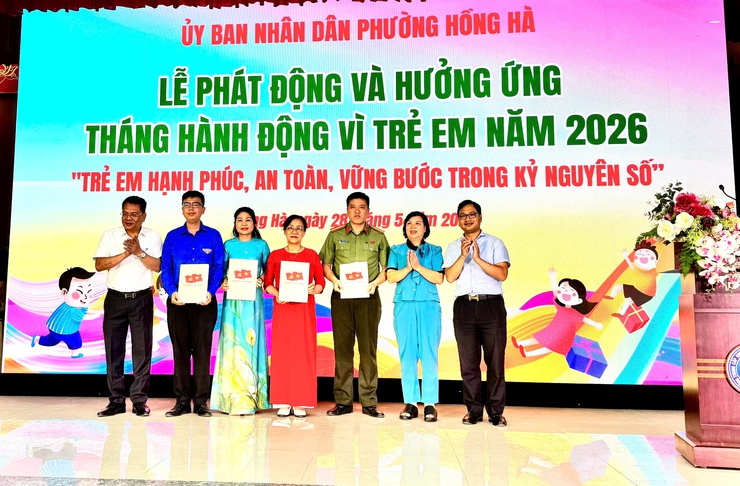 Phường Hồng Hà phát động tháng hành động vì trẻ em năm 2026, biểu dương học sinh tiêu biểu và trao quà học sinh vượt khó vươn lên- Ảnh 8.