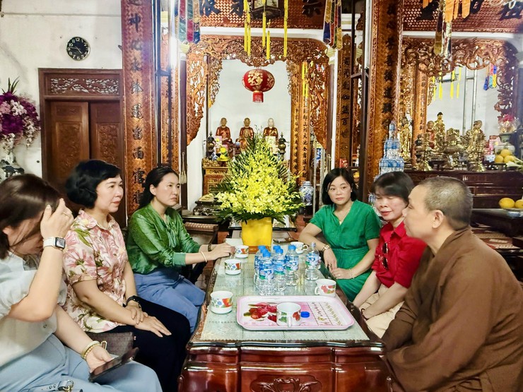 Lãnh đạo phường Ngọc Hà dâng hương kính mừng Đại lễ Phật Đản Phật lịch 2570- Ảnh 5.