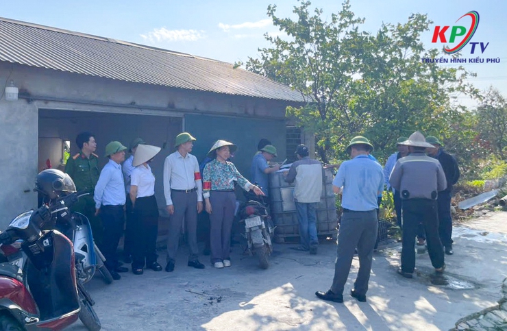 UBND xã Kiều Phú ra quân thực hiện Quyết định cưỡng chế vi phạm đất đai, trật tự xây dựng trên bàn.- Ảnh 4.