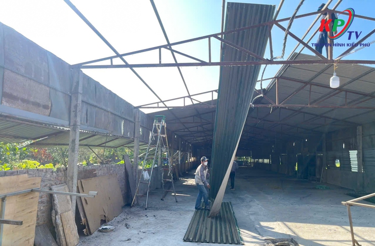 UBND xã Kiều Phú ra quân thực hiện Quyết định cưỡng chế vi phạm đất đai, trật tự xây dựng trên bàn.- Ảnh 5.