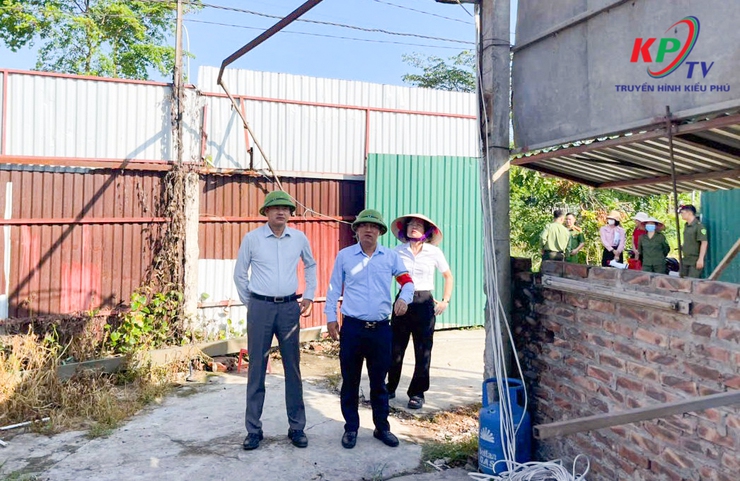 UBND xã Kiều Phú ra quân thực hiện Quyết định cưỡng chế vi phạm đất đai, trật tự xây dựng trên bàn.- Ảnh 3.