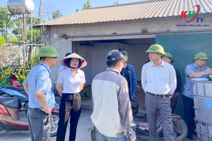 UBND xã Kiều Phú ra quân thực hiện Quyết định cưỡng chế vi phạm đất đai, trật tự xây dựng trên bàn.- Ảnh 2.