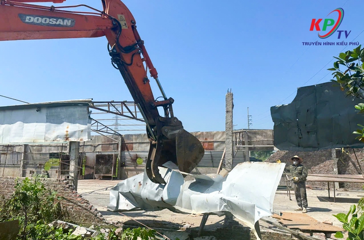 UBND xã Kiều Phú ra quân thực hiện Quyết định cưỡng chế vi phạm đất đai, trật tự xây dựng trên bàn.- Ảnh 7.