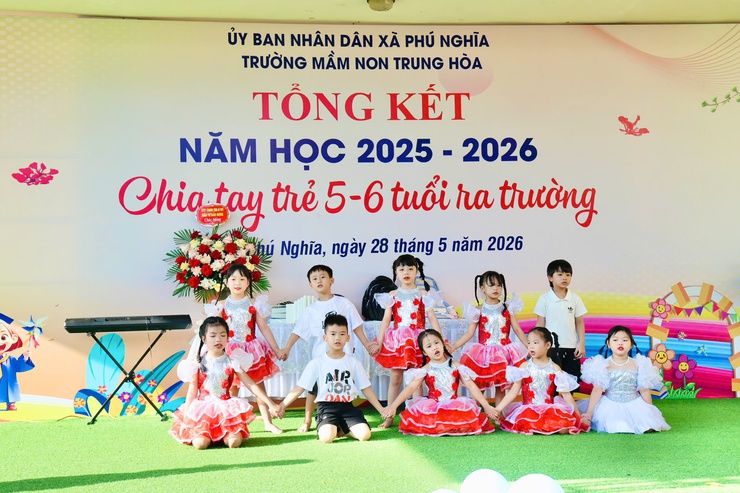 Trường Mầm non Trung Hòa: Tổng kết năm học 2025-2026 và chia tay trẻ 5-6 tuổi ra trường- Ảnh 2.
