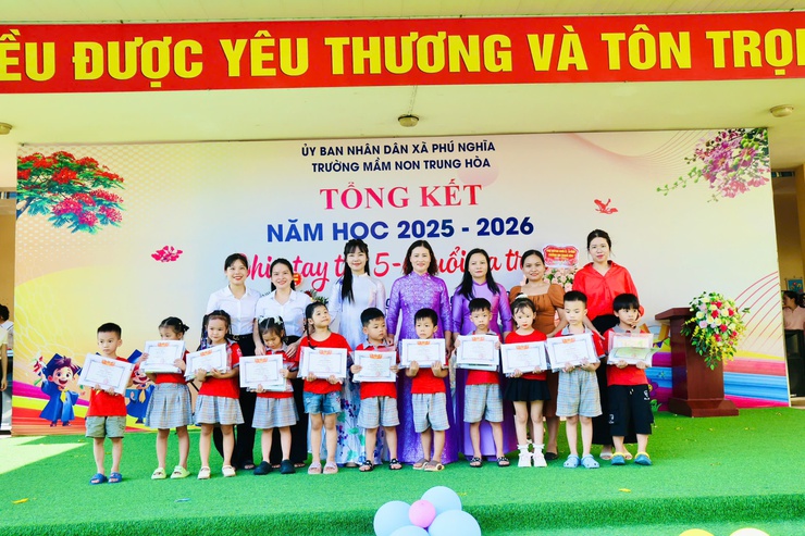 Trường Mầm non Trung Hòa: Tổng kết năm học 2025-2026 và chia tay trẻ 5-6 tuổi ra trường- Ảnh 16.