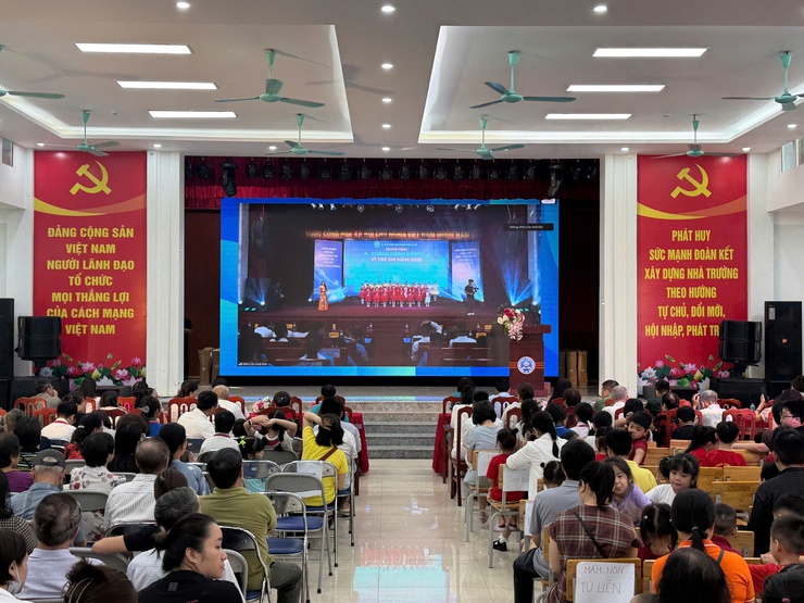 Phường Hồng Hà phát động tháng hành động vì trẻ em năm 2026, biểu dương học sinh tiêu biểu và trao quà học sinh vượt khó vươn lên- Ảnh 3.