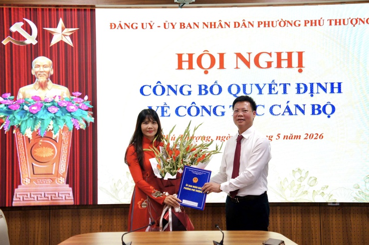 Hội nghị trao Quyết định bổ nhiệm cán bộ lãnh đạo và công bố Quyết định chỉ định cấp ủy tại phường Phú Thượng- Ảnh 2.