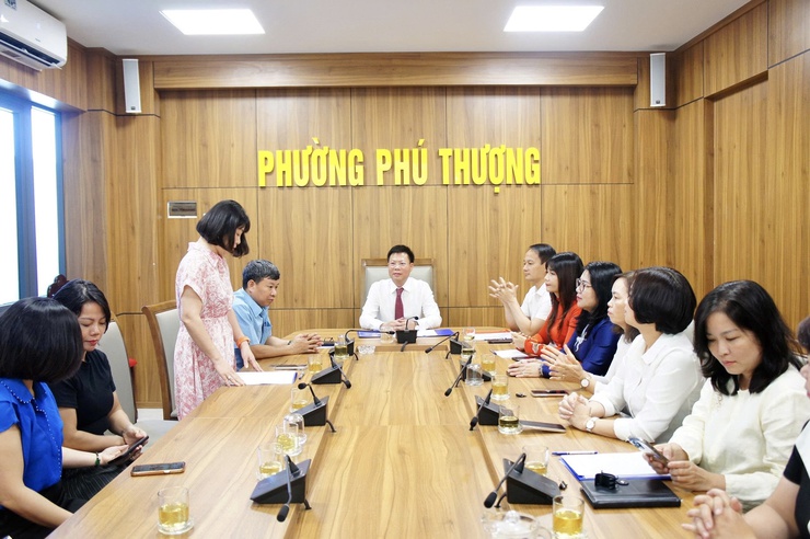 Hội nghị trao Quyết định bổ nhiệm cán bộ lãnh đạo và công bố Quyết định chỉ định cấp ủy tại phường Phú Thượng- Ảnh 1.