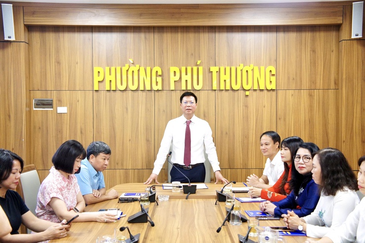 Hội nghị trao Quyết định bổ nhiệm cán bộ lãnh đạo và công bố Quyết định chỉ định cấp ủy tại phường Phú Thượng- Ảnh 5.