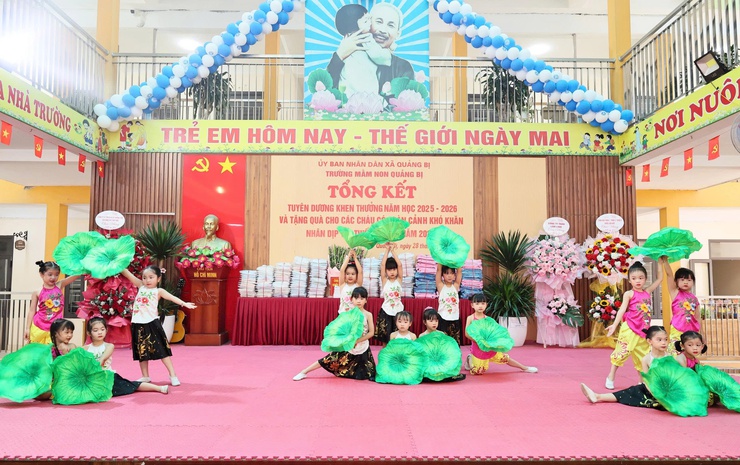 Trường Mầm non Quảng Bị tổng kết năm học 2025-2026 và tặng quà cho học sinh có hoàn cảnh khó khăn nhân dịp Quốc tế Thiếu nhi 1/6- Ảnh 9.