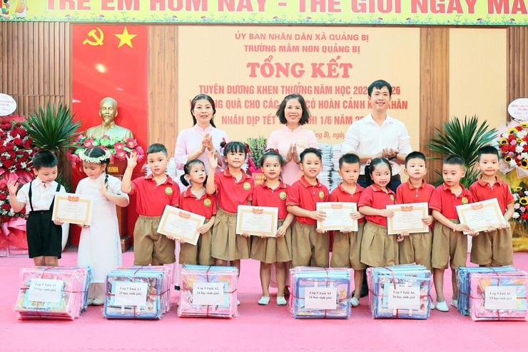 Trường Mầm non Quảng Bị tổng kết năm học 2025-2026 và tặng quà cho học sinh có hoàn cảnh khó khăn nhân dịp Quốc tế Thiếu nhi 1/6- Ảnh 1.