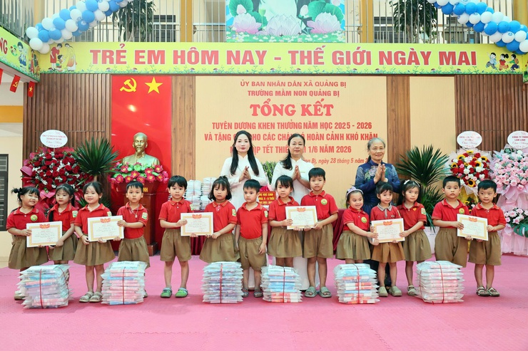 Trường Mầm non Quảng Bị tổng kết năm học 2025-2026 và tặng quà cho học sinh có hoàn cảnh khó khăn nhân dịp Quốc tế Thiếu nhi 1/6- Ảnh 2.