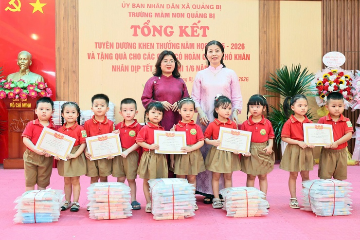 Trường Mầm non Quảng Bị tổng kết năm học 2025-2026 và tặng quà cho học sinh có hoàn cảnh khó khăn nhân dịp Quốc tế Thiếu nhi 1/6- Ảnh 3.