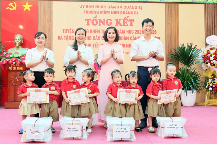 Trường Mầm non Quảng Bị tổng kết năm học 2025-2026 và tặng quà cho học sinh có hoàn cảnh khó khăn nhân dịp Quốc tế Thiếu nhi 1/6- Ảnh 4.