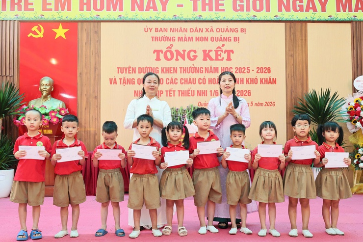 Trường Mầm non Quảng Bị tổng kết năm học 2025-2026 và tặng quà cho học sinh có hoàn cảnh khó khăn nhân dịp Quốc tế Thiếu nhi 1/6- Ảnh 6.